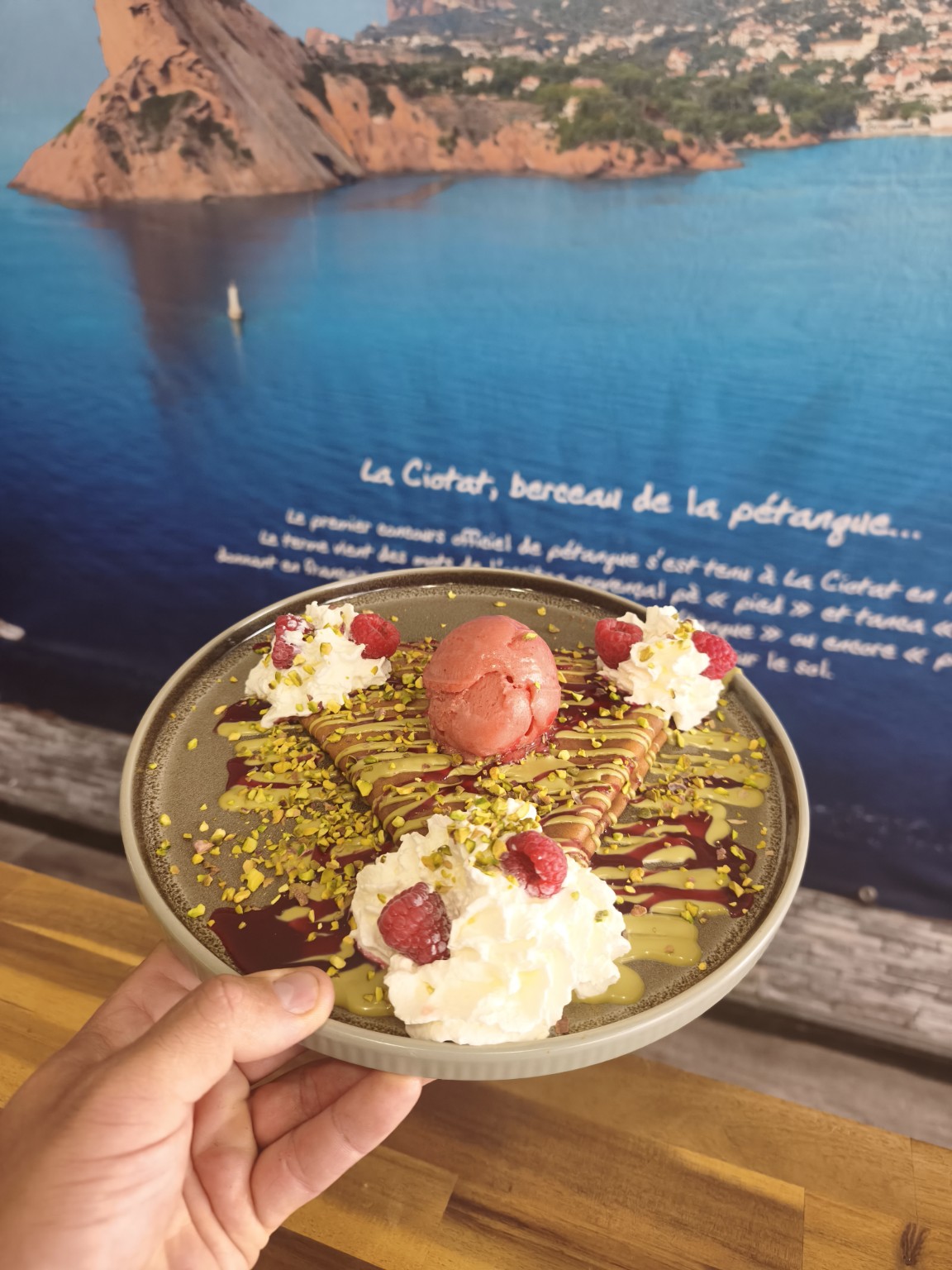 Crêpe framboise et pistache avec sorbet et chantilly