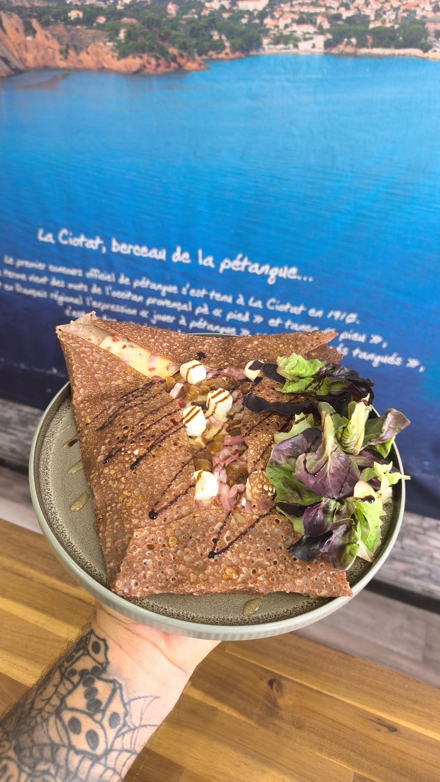 Galette de sarrasin garnie et salade