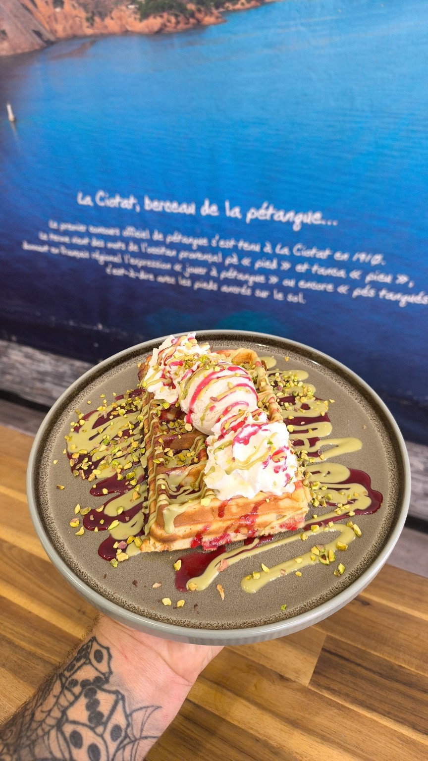 Gaufre garnie, glace et chantilly